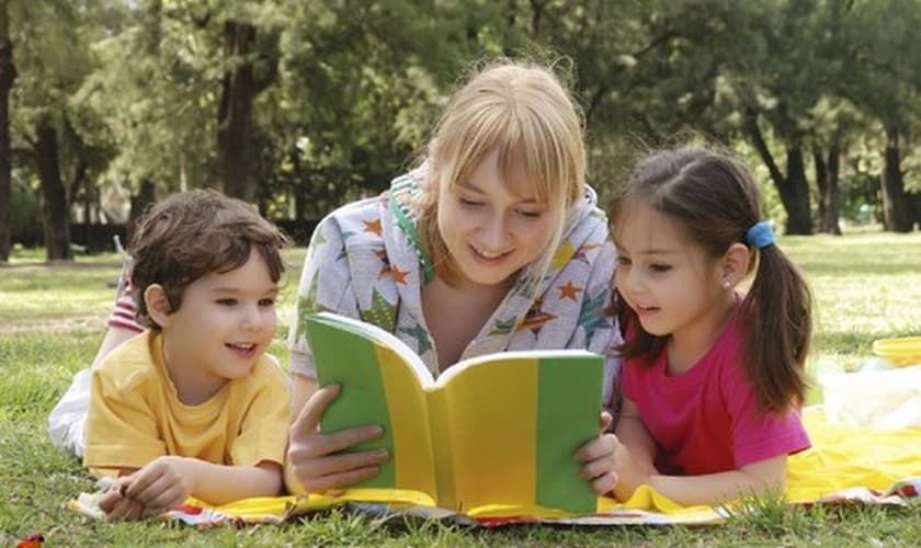 Mãe e filhos. (Foto: clinicapsicologialisboa)