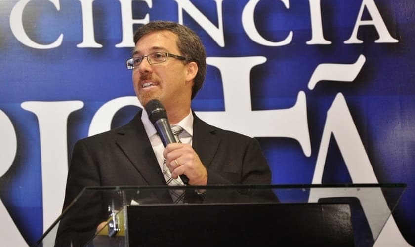 Heber afirma que muitos jovens cristãos estão pensando como o mundo. (Foto: Reprodução).