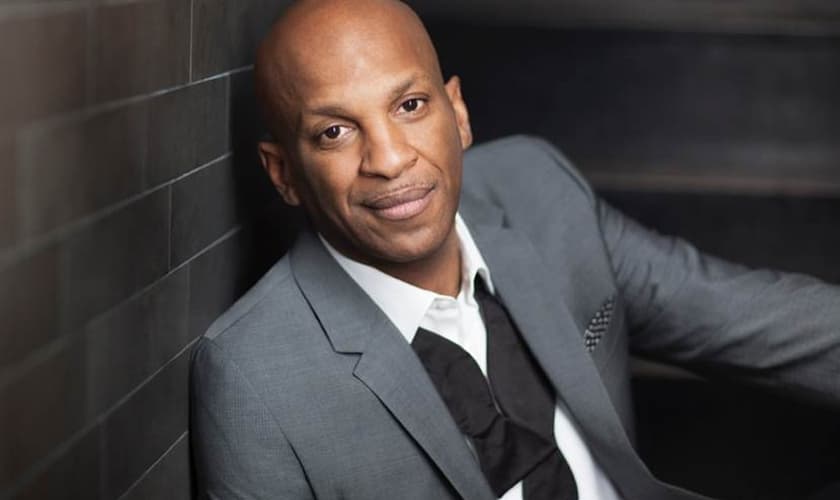 Donnie McClurkin é conhecido como um dos principais cantores gospel dos Estados Unidos. (Foto: Bet Networks)