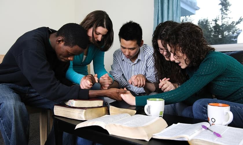 Grupo de oração. (Foto: Empire News)