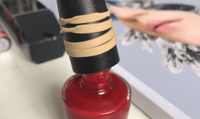 Facilite a abertura com um elástico ao redor da tampa do esmalte. (Foto: Twitter/Sam Chapman/@Pixiwoos)