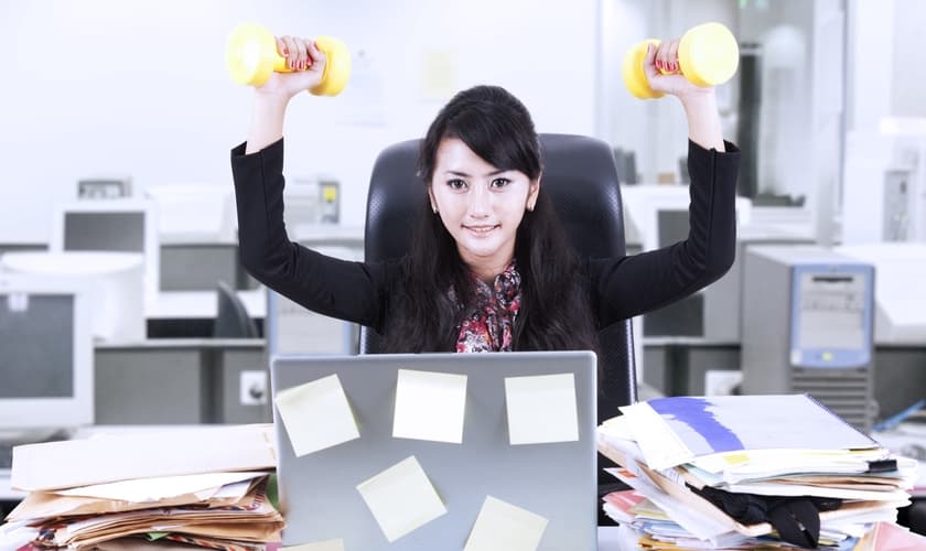 É possível exercitar o corpo em casa, no trânsito e até no escritório. (Foto: Katie Friedman/Glamour)