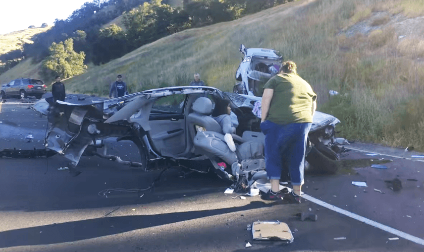 O carro de Apol Lansang foi partido ao meio, mas ela não sofreu ferimentos graves. (Foto: Reprodução/Tom Bond)