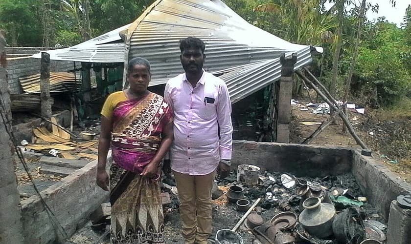 Pastor John Muller e sua esposa perderam casa e igreja após incêndio. (Foto: Morning Star News)
