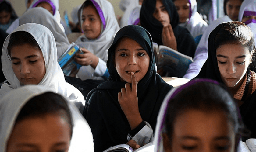 Sukhraj é uma das três crianças que se identificam como cristãs em sua turma que ao todo têm mais de 100 alunos. (Foto: Getty Images).