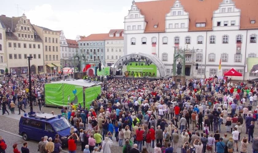 Mais de 4 mil pessoas participaram de um culto em praça pública, na cidade Wittenberg, Alemanha. (Foto: Reuters)
