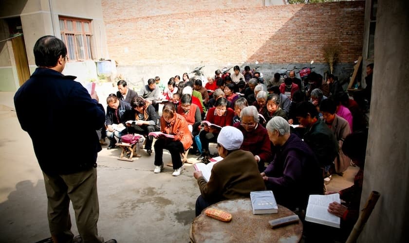 Cristãos se reúnem clandestinamente para estudar a Bíblia na Coreia do Norte. (Foto: World Help)