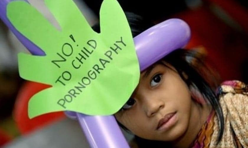 Crianças participam de protesto contra a pornografia infantil. (Foto: vietditru.org)