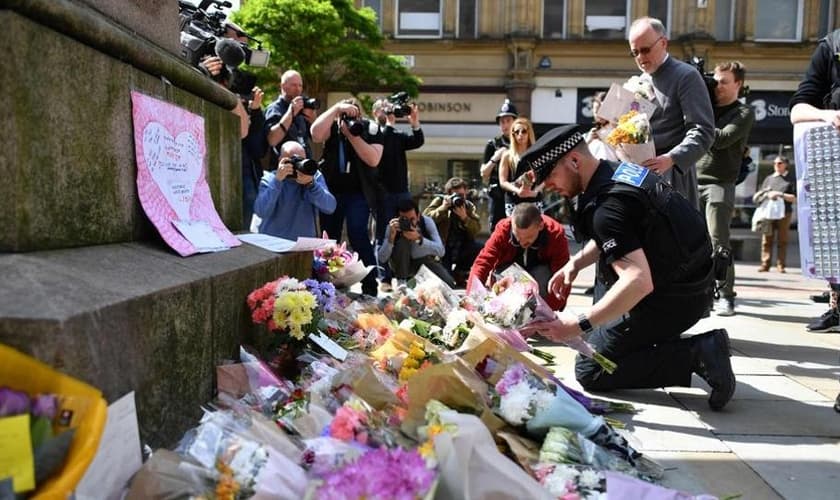 Pessoas lamentam a morte de amigos e parentes em Manchester. (Foto: Hindustan Times)