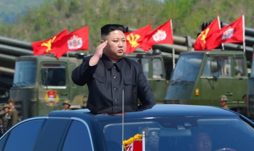 Kim Jong-un, líder da Coreia do Norte, durante exercício militar em seu país. (Foto: KCNA/Reuters)