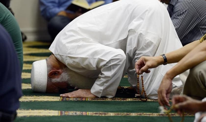 Muçulmanos em tradicional momento de oração. (Foto: Getty Images)