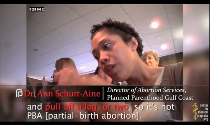 Funcionária da Planned Parenthood explica como desmembra um bebê durante o aborto. (Imagem: Youtube)
