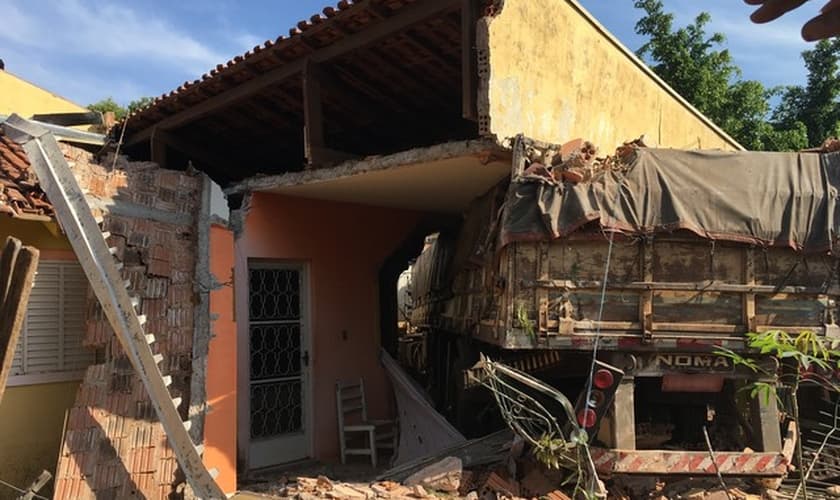 Carreta invadiu residência em Presidente Prudente, no interior de SP. (Foto: Valmir Custódio/G1)