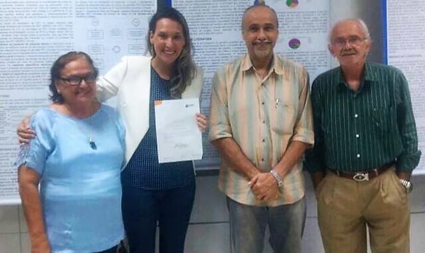 Sarah Andrade, com seus pais (nas pontas) e seu professor Cicero Alexandre Braz (banca examinadora), após ser aprovada na Conclusão de Curso. (Foto: Facebook)