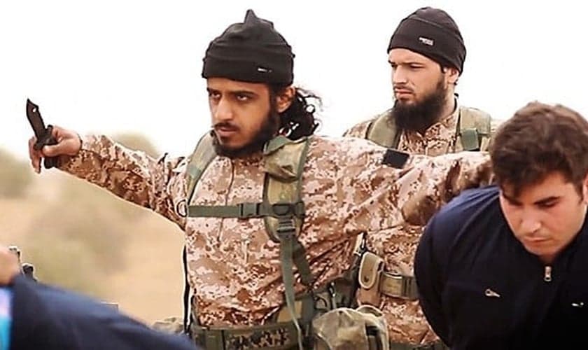 Terroristas do Estado Islâmico se preparam para degolar reféns diante das câmeras. (Imagem: Youtube)