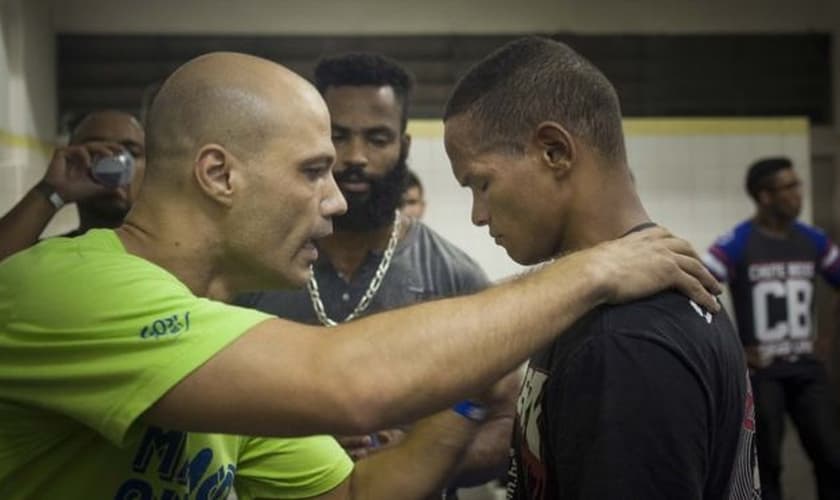 Roberto Pedroso, o pastor Giraia, abençoa nos vestiários o pupilo Zé Reborn. (Foto: Ismael dos Anjos)