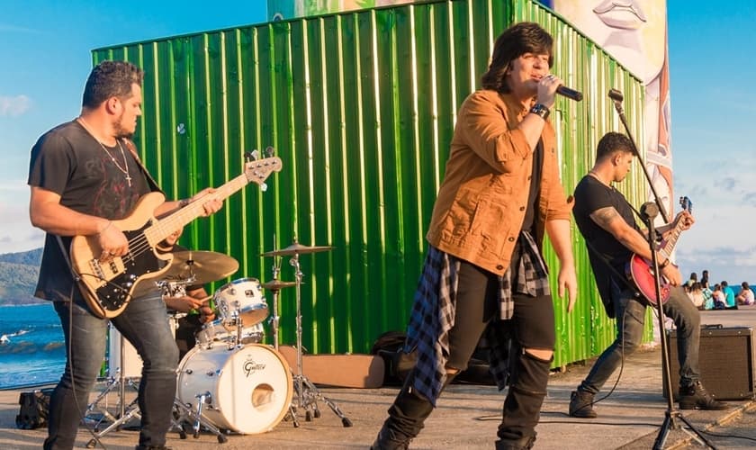 A canção fala sobre a fé, onde ela está quando as coisas parecem difíceis. (Foto: Sandro Andrade).