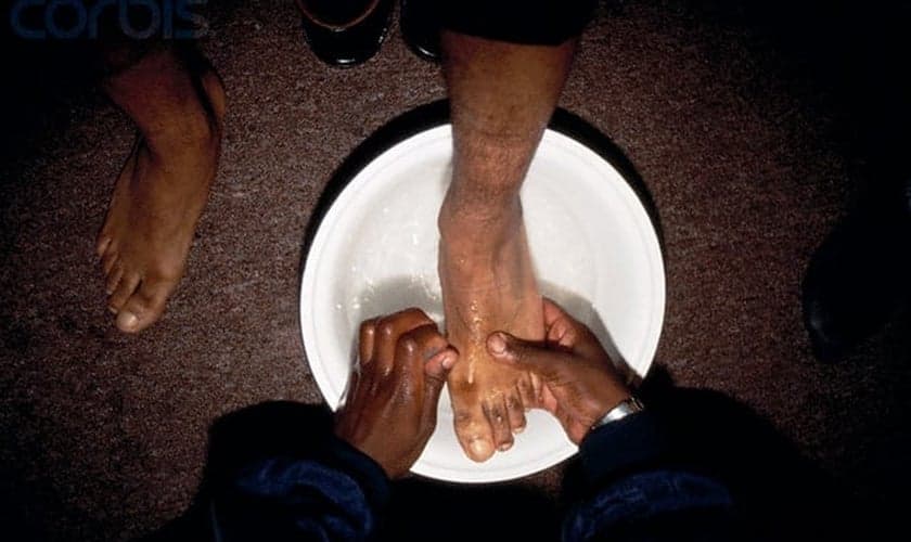 Imagem ilustrativa. Atletas missionários lavaram pés de cristãos em aldeia na Índia. (Foto: Homer Sykes/Corbis)