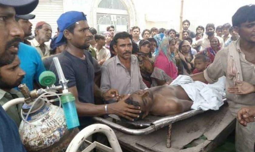 Funcionários e cristãos paquistaneses fizeram uma manifestação com o corpo da vítima. (Foto: Reprodução/Twitter)