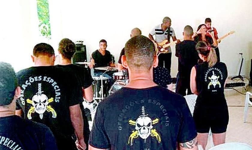 Momento de louvor durante o culto no templo do Bope. (Imagem: Reprodução WhatsApp do DIA)