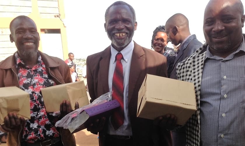 Líderes cristãos recebem Bíblias de presente. (Foto: halleluyahscriptures)