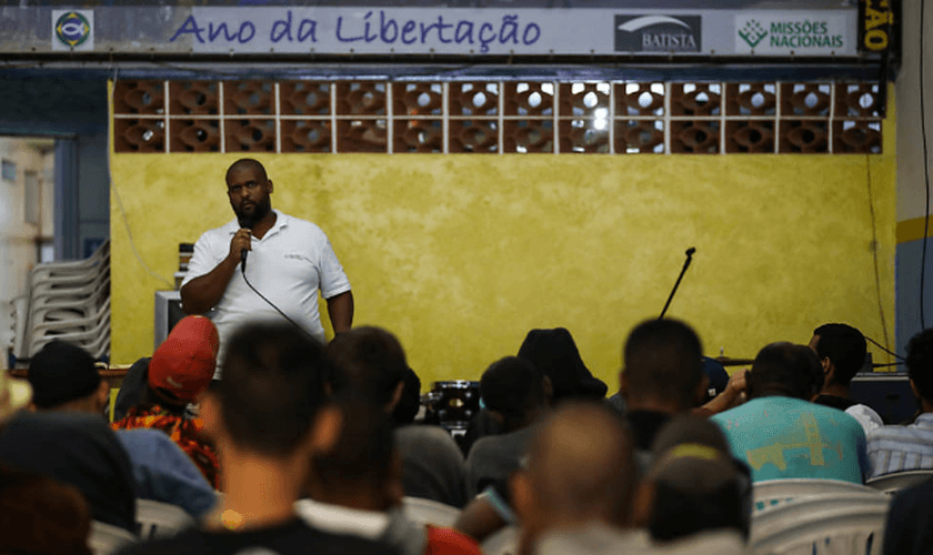 Culto realizado pela Cristolândia para moradores e usuários de crack do centro de São Paulo. (Foto: Zanone Fraissat/Folhapress)