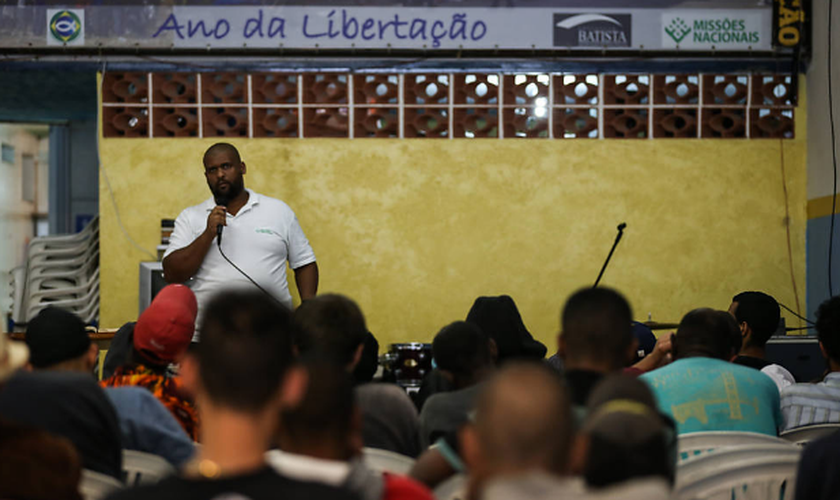 Culto realizado pela Cristolândia para moradores e usuários de crack do centro de São Paulo. (Foto: Zanone Fraissat/Folhapress)