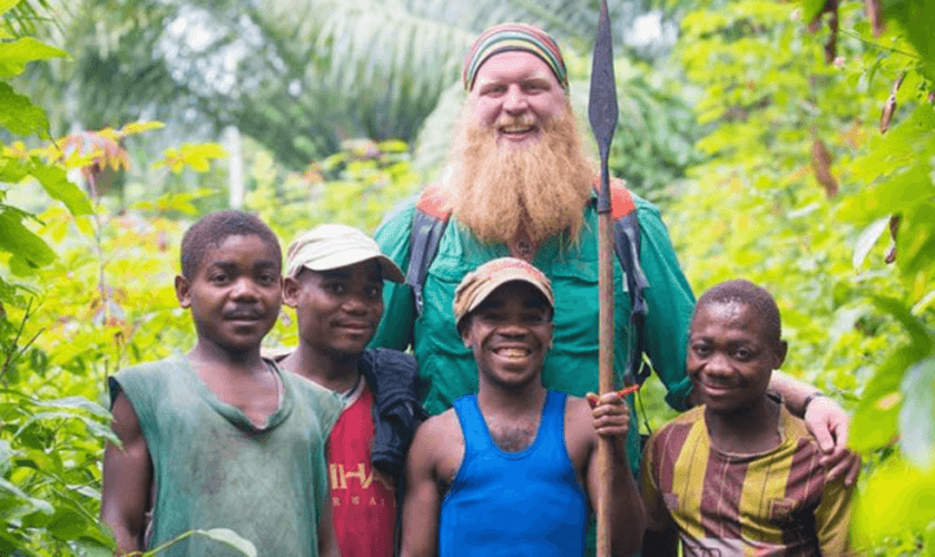 Lutador de MMA Justin Wren junto com os Pigmeus Bambuti, do Congo. (Foto: Facebook)
