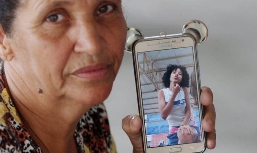 Rosilene Alves Ferreira com o celular da filha, Maria Eduarda. (Foto: Fabiano Rocha)