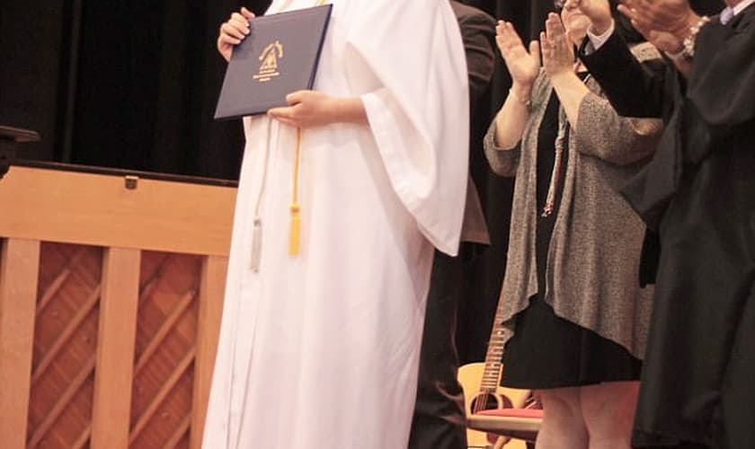 Maddi recebeu seu diploma em uma cerimônia feita pela Igreja Metodista Unida. (Foto: Students For Life of America)