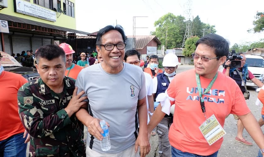 Norodin Alonto Lucman é acompanhado por um soldado. Sua casa se tornou refúgio para cristãos. (Foto: Bobby Lagsa/Rappler)