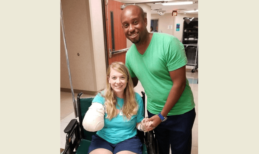 O tubarão rasgou o braço de Tiffany do seu cotovelo até a mão. (Foto: Reprodução).