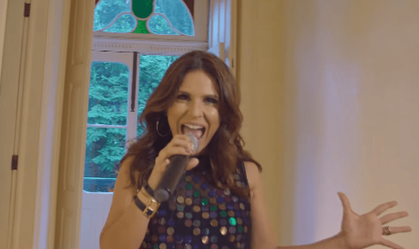 O videoclipe de “Corre” aposta no estilo plano-sequência, como se fosse gravado em um único take. (Foto: Reprodução).