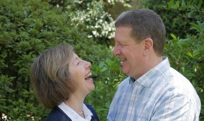 Lee Strobel e sua esposa. (Foto: LeeStrobel.com)