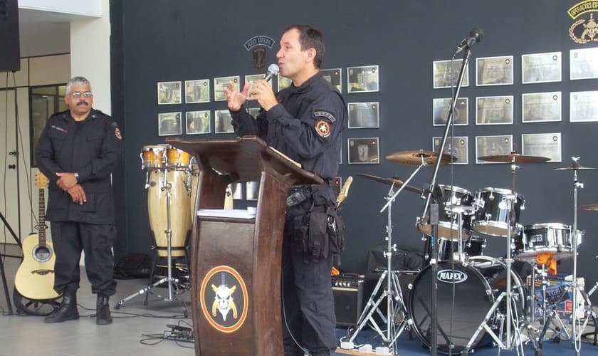 Evangélicos celebram culto no salão de conferências do Bope, externo ao novo templo. (Foto: Facebook)