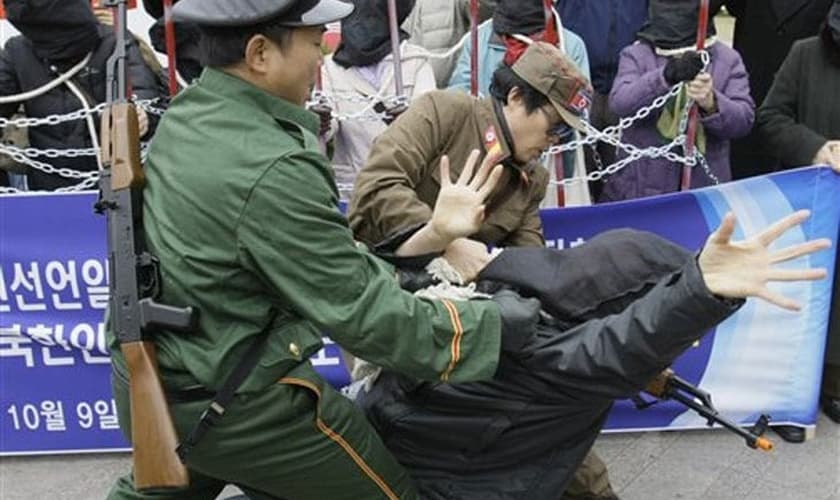 De acordo com a fonte anônima, Kim foi espancado e amarrado com corda enquanto era levado para fora da cidade. (Foto: Reprodução).