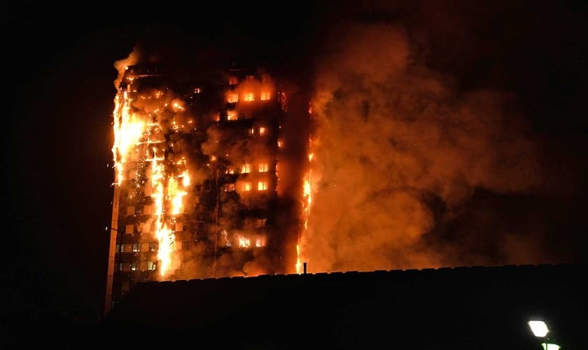 Os serviços médicos de Londres confirmaram que 50 pessoas foram levadas para cinco hospitais locais. (Foto: Reprodução).