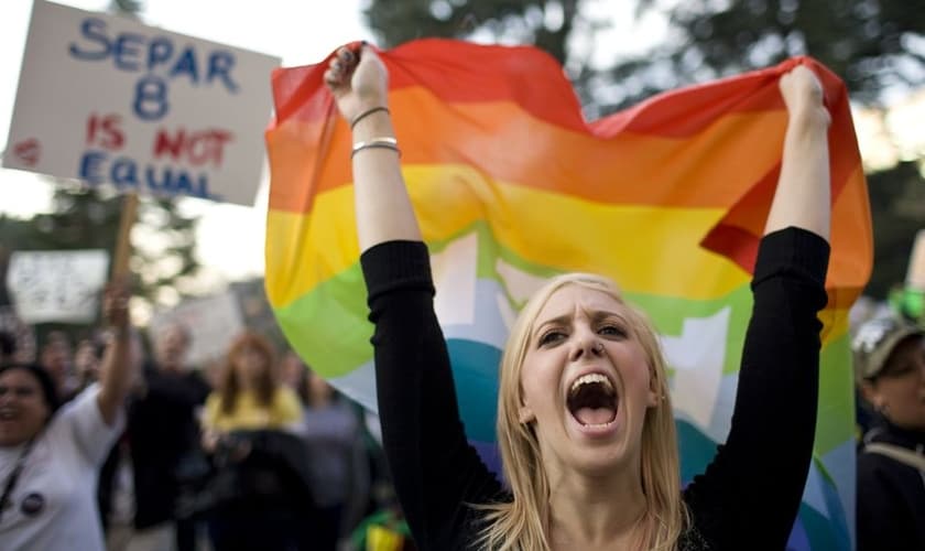 Militantes LGBT protestam em ruas dos EUA. (Foto: NewNowNext)