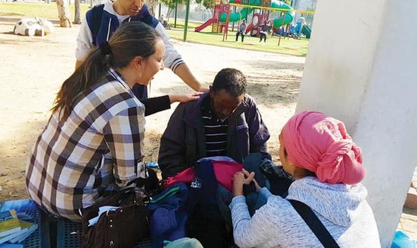 Os evangelistas oraram por doenças, dores e as pessoas receberam a cura instantaneamente. (Foto: Reprodução).