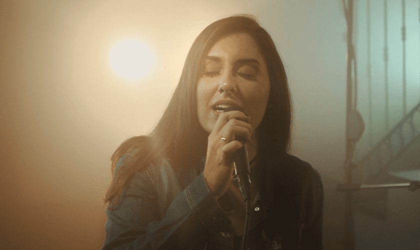 E apesar de gravar vídeos desde 2012, a youtuber atingiu destaque na rede em 2015, quando começou a interpretar canções autorais. (Foto: Divulgação).