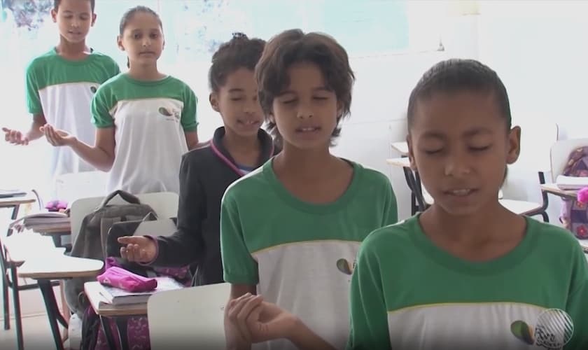 Alunos participam de oração em sala de aula. (Imagem: G1)