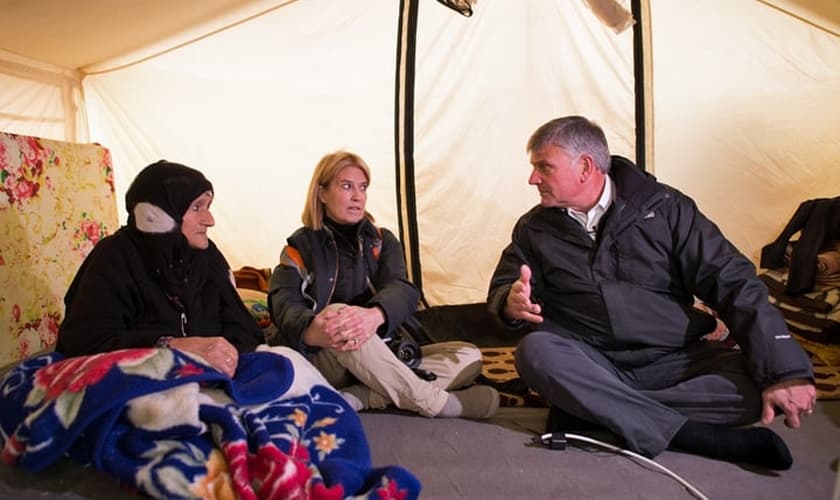 Franklin Graham (direita) conversa com refugiadas. (Foto: Samaritan's Purse)
