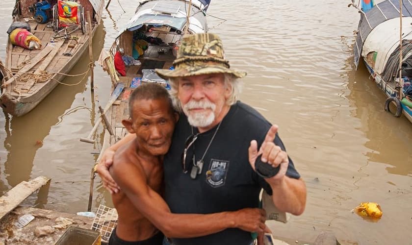 Thomas Faunce tem distribuído livros bíblicos em países marcados por conflitos. (Foto: Reprodução/Facebook)