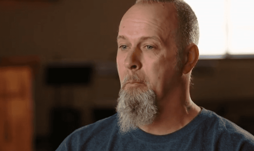 Foi na prisão onde Brian começou a ler a Bíblia e foi tocado pelo Evangelho. (Foto: Reprodução).