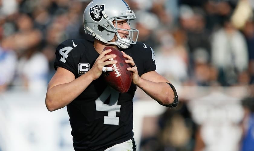 Derek Carr se tornou o jogador mais bem pago da história da NFL. (Foto: Brian Bahr/Stringer)