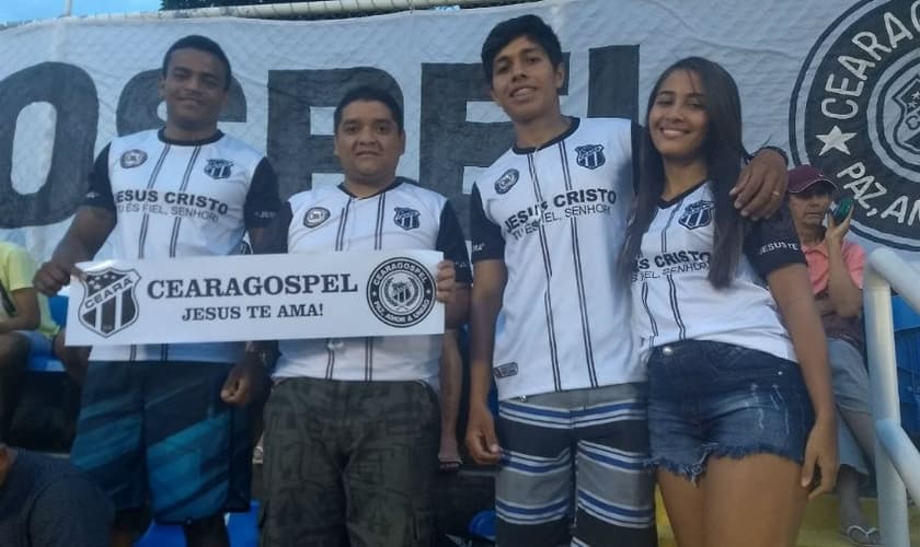 Além do comportamento diferenciado e da cultura de paz, os membros procuram levar faixas com dizeres cristãos. (Foto: Arquivo Pessoal).