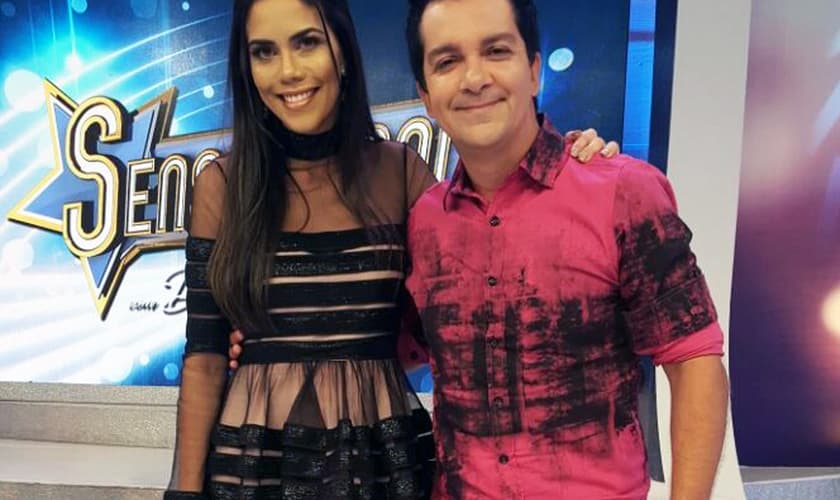Cantor Regis Danese ao lado da apresentadora Daniela Albuquerque na RedeTV! (Foto: Divulgação/RedeTV!)