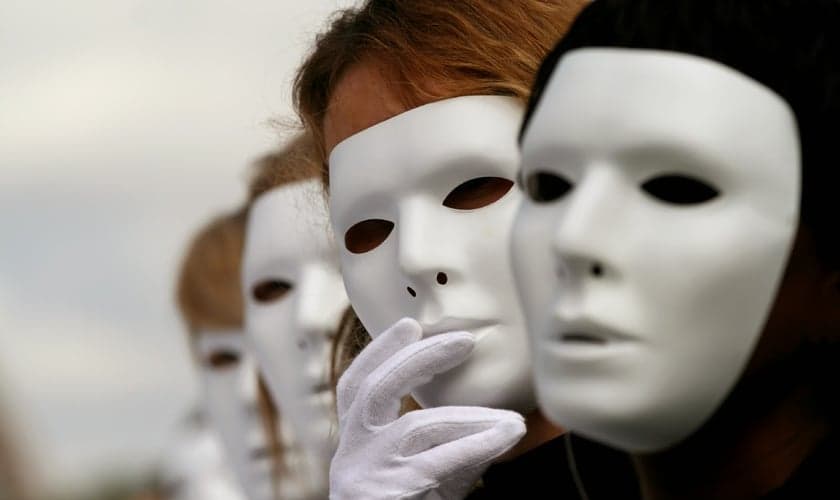 Cristãos religiosos usam 'máscaras espirituais' para disfarçar seus pecados. (Foto: Reprodução).