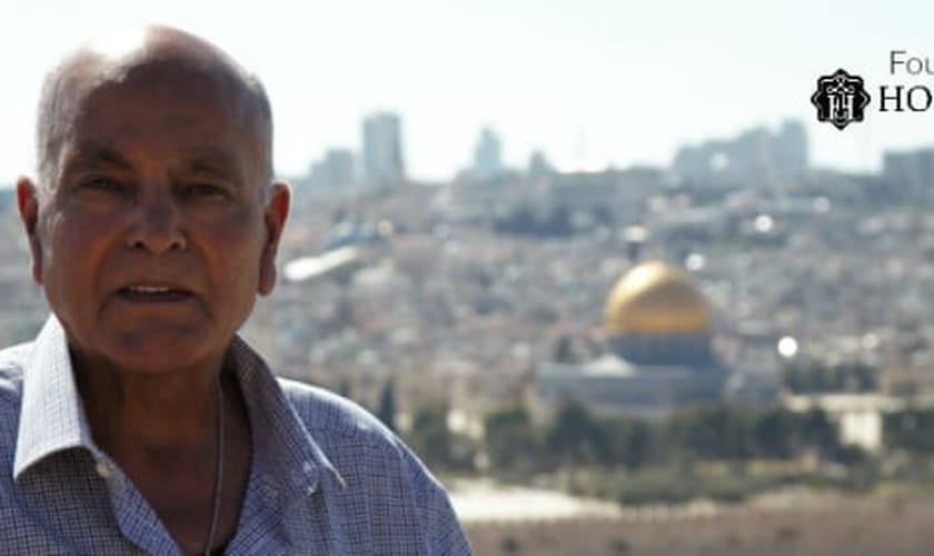 Tass está empenhado em promover as boas novas de Cristo por meio de seu novo livro. (Foto: Reprodução).