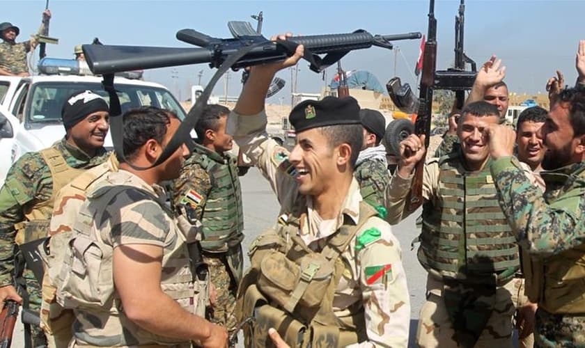 Soldados iraquianos celebram vitórias contra o Estado Islâmico em Mossul. (Foto: Al Jazeera)